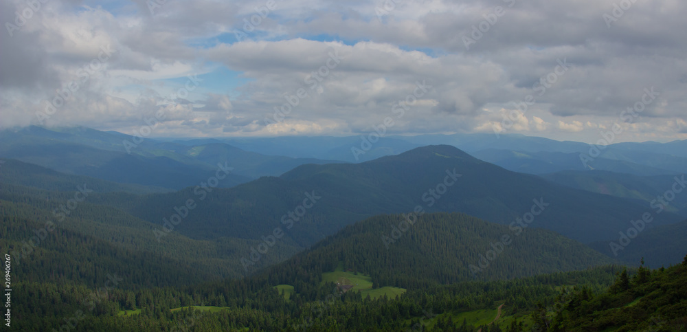 Obraz premium Hiking with a tent through Petros to Hoverla, Lake Nesamovite, Mount Pop Ivan Observatory.