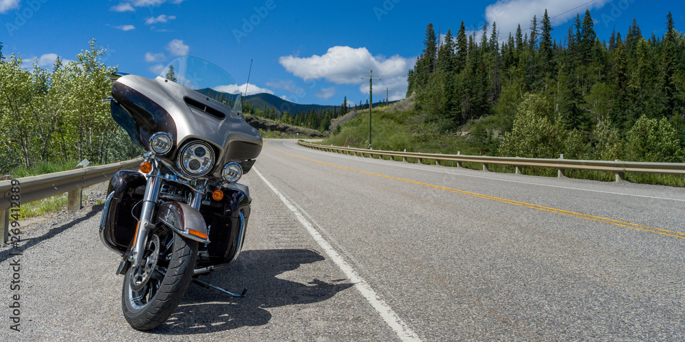 Obraz premium Motocykl zaparkowany na poboczu drogi, David Thompson Highway, Clearwater County, Alberta, Kanada