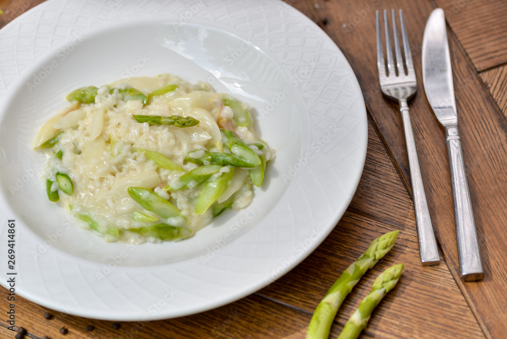 vegan risotto with asparagus