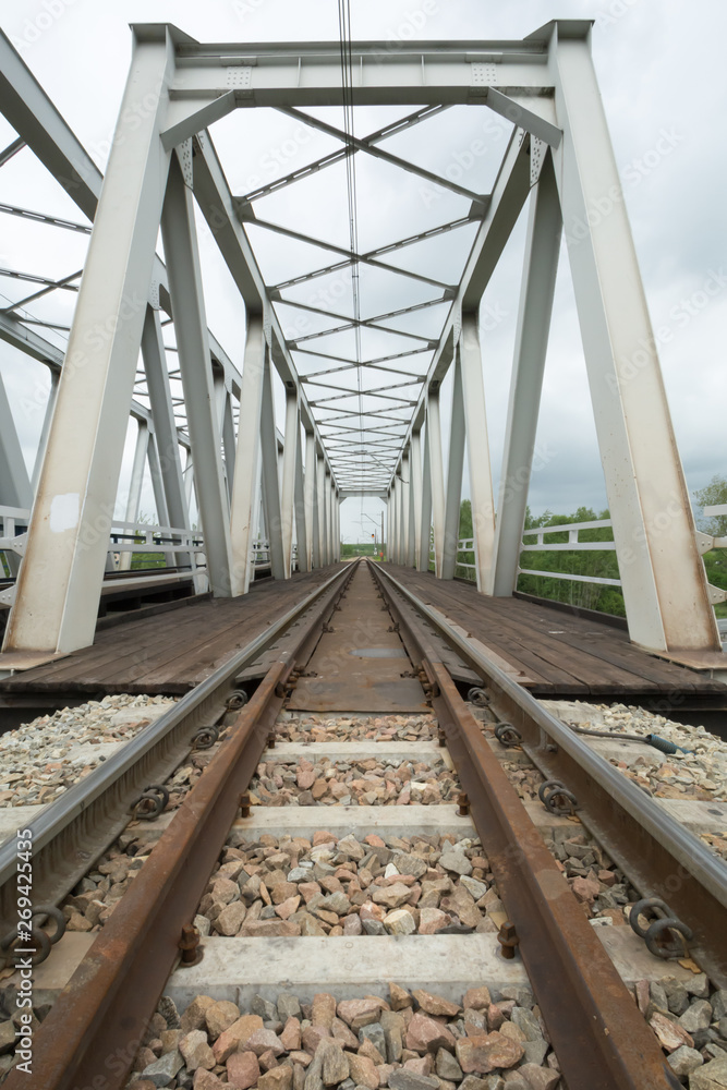 stalowy most kolejowy