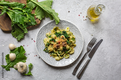 Fotografie Italian first course - pasta Orecchiette con le cime di rapa e le acciughe popular in Southern Italy, typical of Apulia