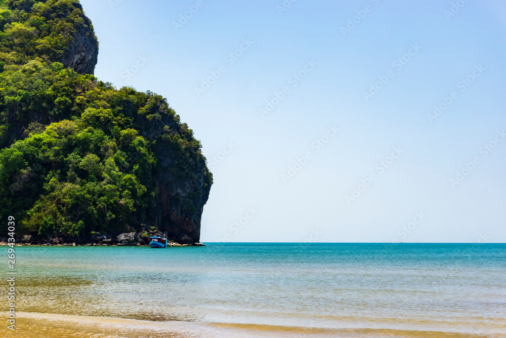 Fototapeta premium Tropical sea with blue sky in sunny day