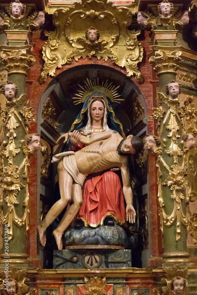 Retablo con Virgen y Cristo en la ermita de Nuestra Señora de las Angustias. Talla del Siglo XVIII. Tabuyo del Monte. León. España