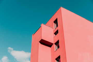 Fotobehang Koraal Roze huis tegen pastelblauwe lucht  © Edalin