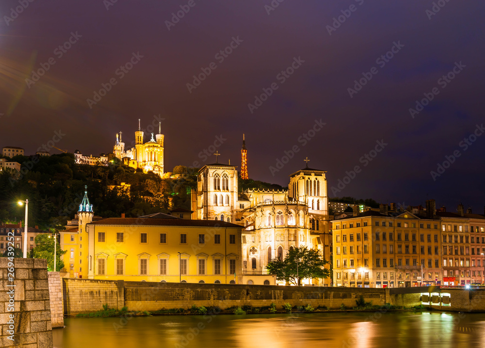 Lyon avec la cathédrale Saint Jean-Baptiste et la Basilique de Fourvière en arrière plan la nuit, Rhône, France