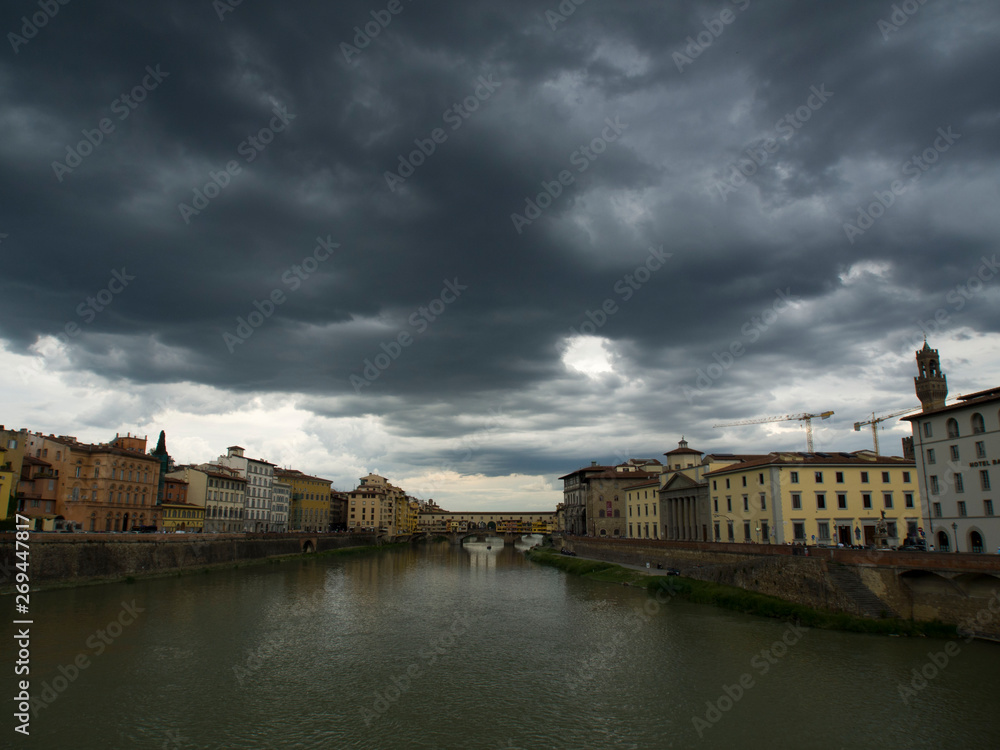 Italia, Firenze, il fiume Arno e cielo nuvoloso.