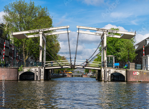 Zugbrücke über Wasserkanal in Amsterdam Nord Holland im Vordergrund Wasser ,Himmel mit vereinzelten Wolken