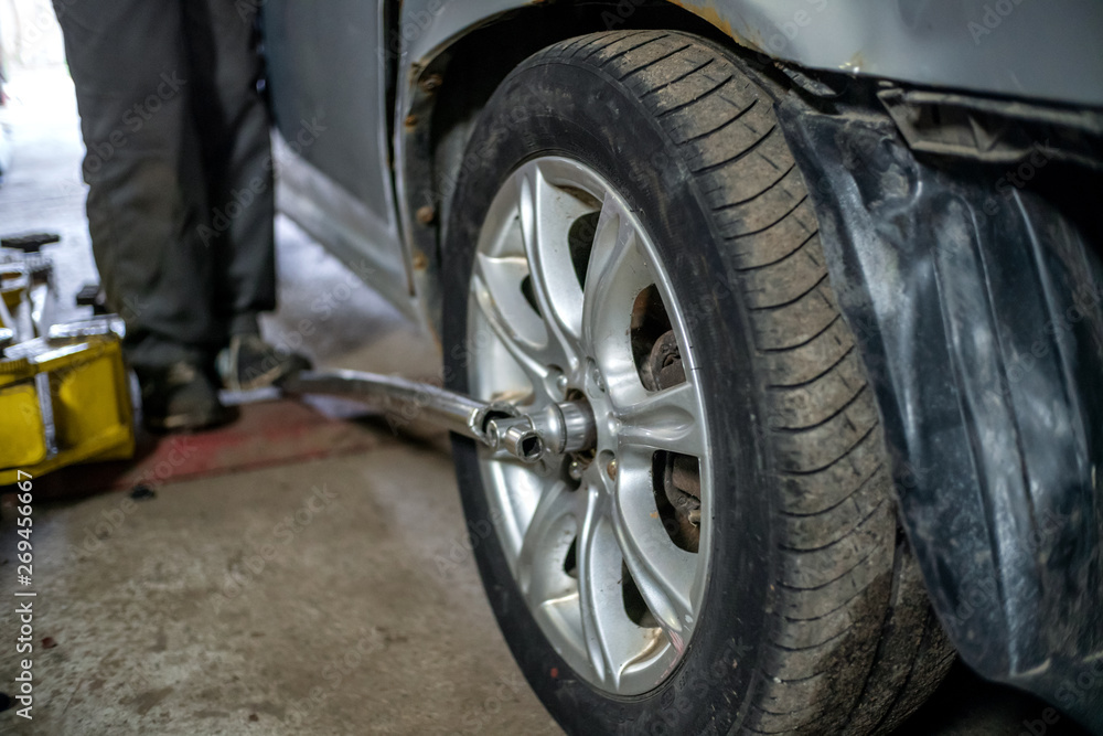 Unscrew the hub in the wheel of the car. Car repair in car service