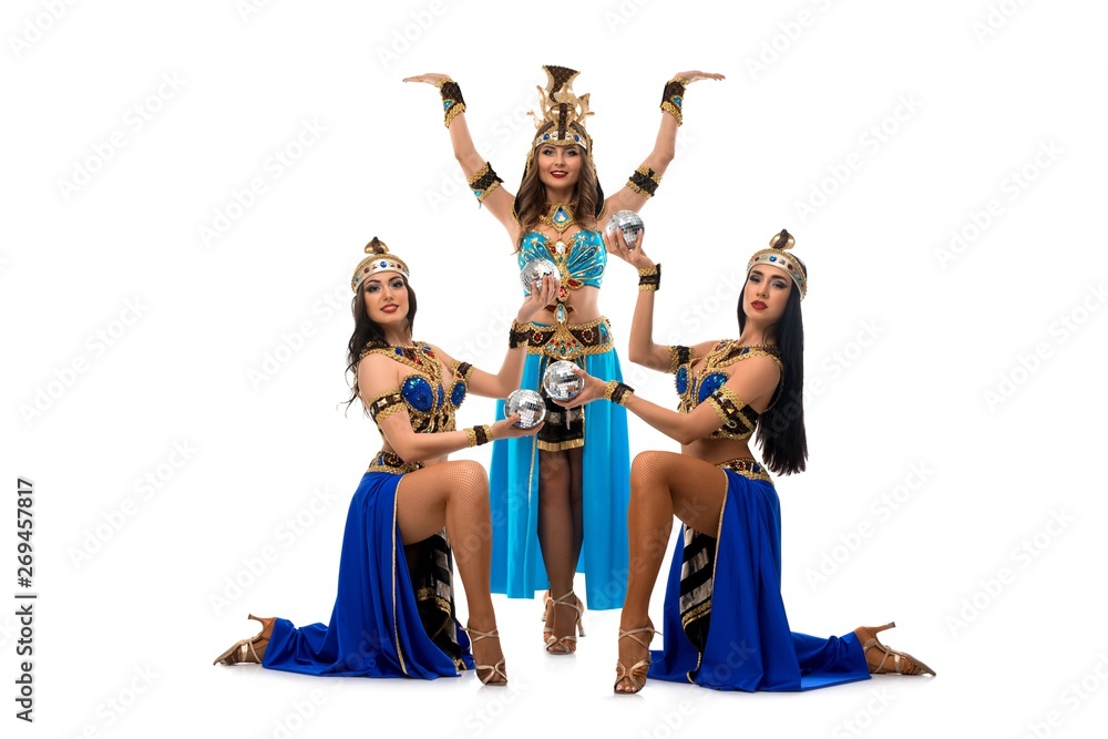 Obraz premium Models in dresses for belly dancing show 