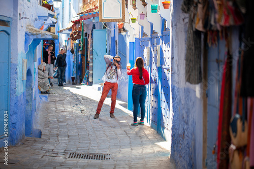 Turistas haciendo fotos en Chauen, Marruecos © Ricardo Ferrando