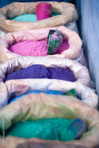 Pigmentos de colores variados en Chauen, Marruecos