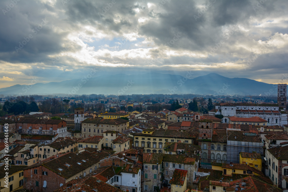 Raggi di sole fra le nuvole sui tetti di Lucca