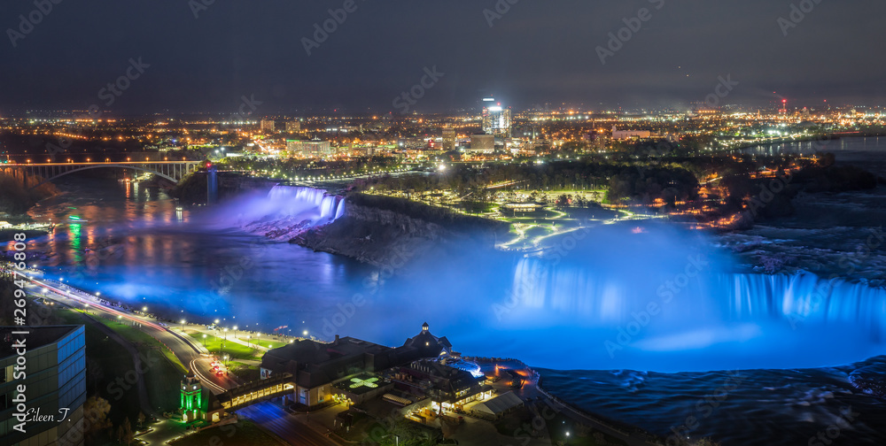 Fototapeta premium Colorfull lights illuminates the water falls on Niagara Falls in the evening.