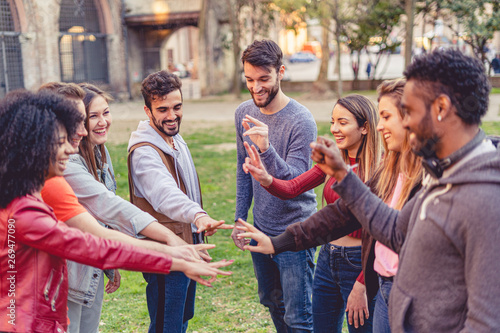 Foto Group of friends counting fingers
