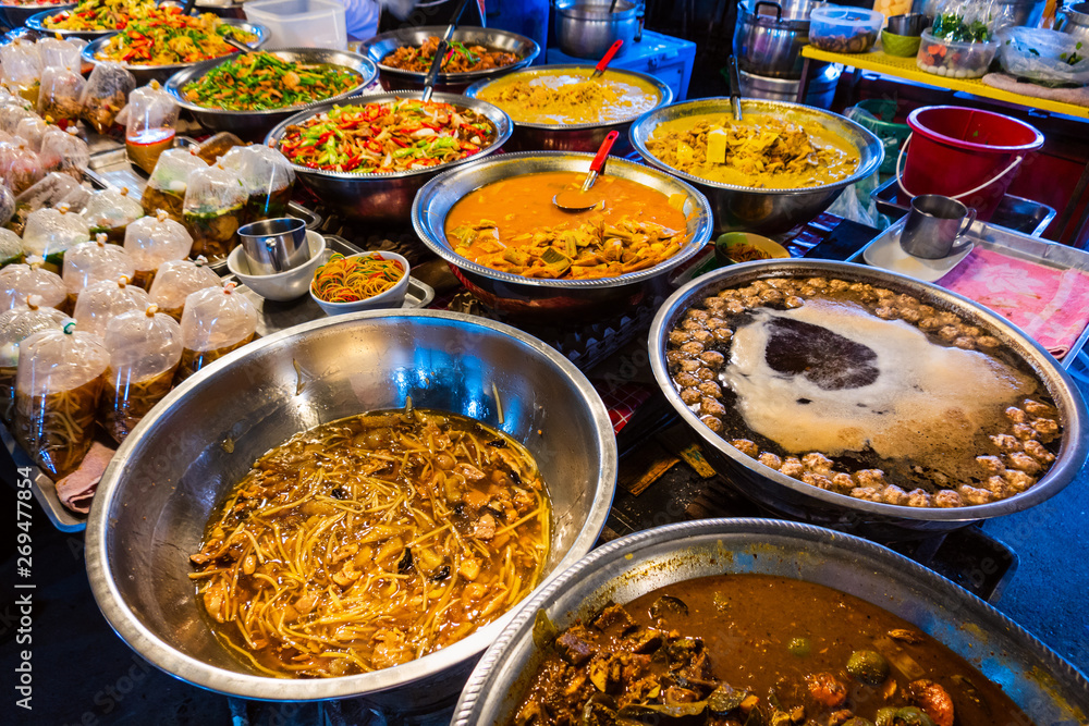 Fototapeta premium Thai street food vendor in Bangkok, Thailand