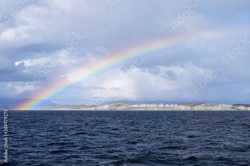 Un arco iris decora el Canal Beagle en Tierra del Fuego  Argentina