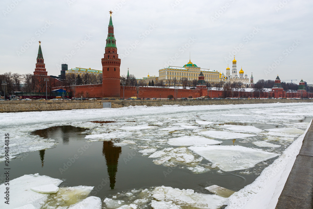 Φωτογραφία The Moscow Kremlin is a fortified complex at the heart of Moscow overlooking the Moskva River to the south serves as the official residence of the President of the Russian Federation, Moscow, Russia