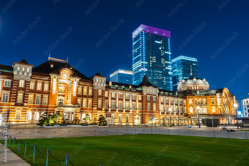 night scene of Tokyo station