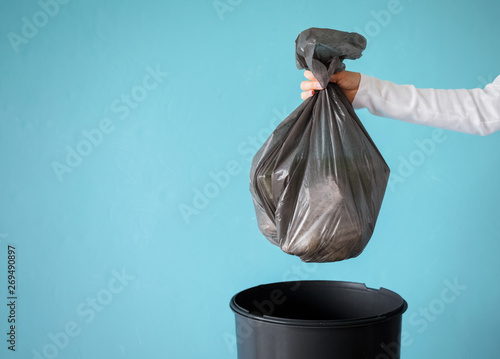 Hand holding garbage in plastic bag Fototapet