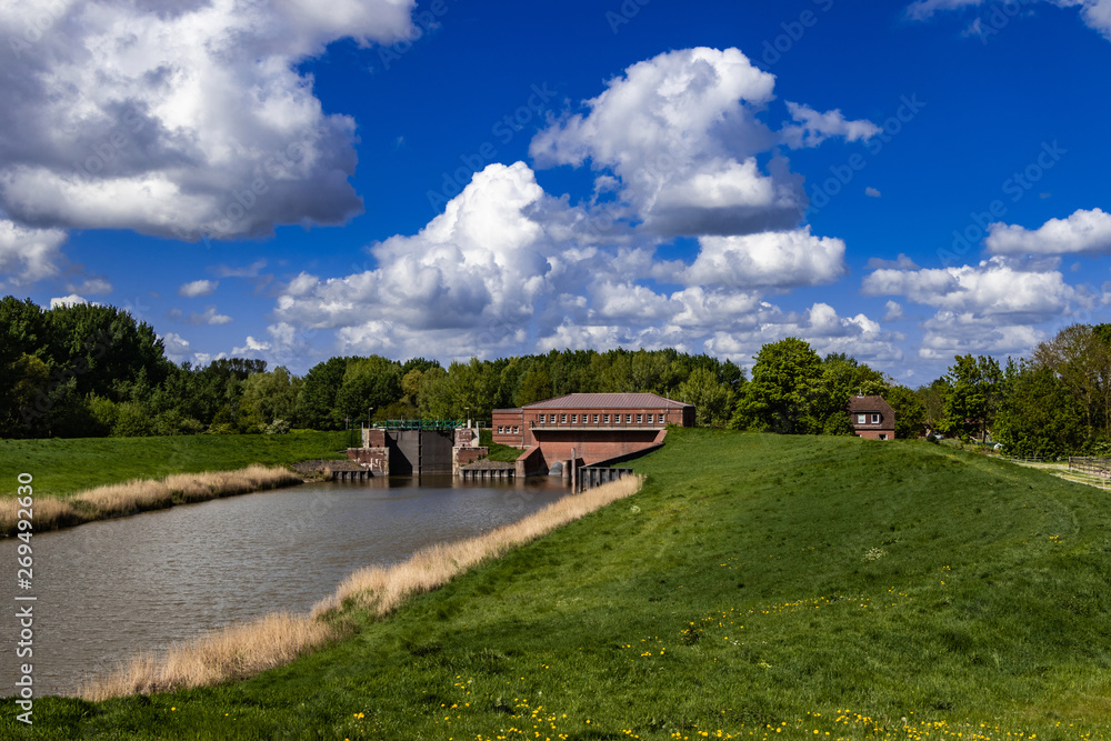 Fototapeta premium Schleuse Borssumer Kanal Emden