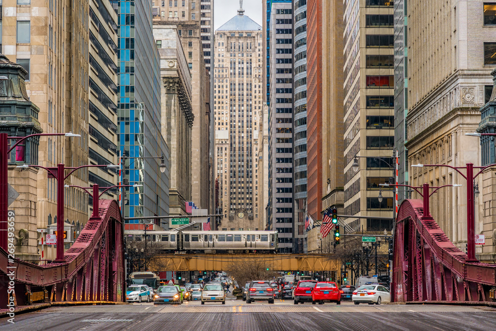 Fototapeta premium Scena mostu ulicznego Chicago z ruchem wśród nowoczesnych budynków w centrum Chicago przy alei Michigan w Chicago, Illinois, Stany Zjednoczone, koncepcja Biznes i nowoczesny transport