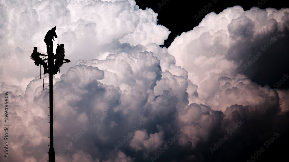 Voladores de Papantla, realizando la representación de uno de los actos más importantes para las culturas Prehispanicas Mexicanas Voladores de Papantla, realizando la representación de uno de los actos más importantes para las culturas Prehispanicas Mexicanas
