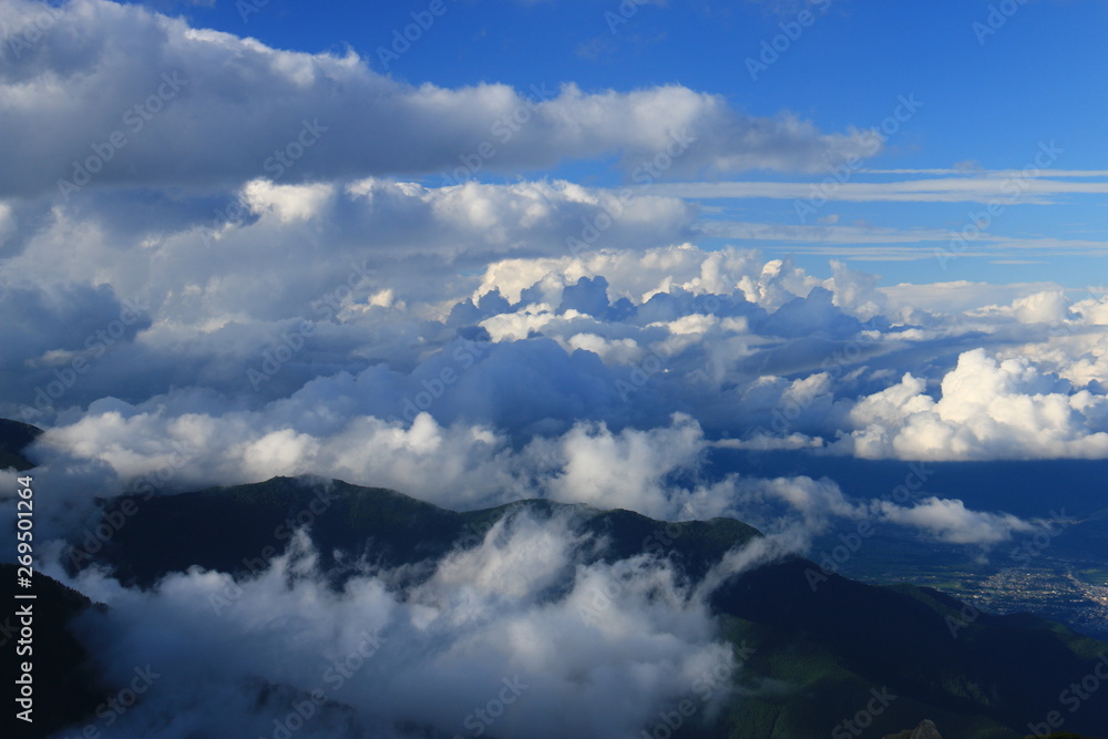 雲　空木岳から伊那谷を望む