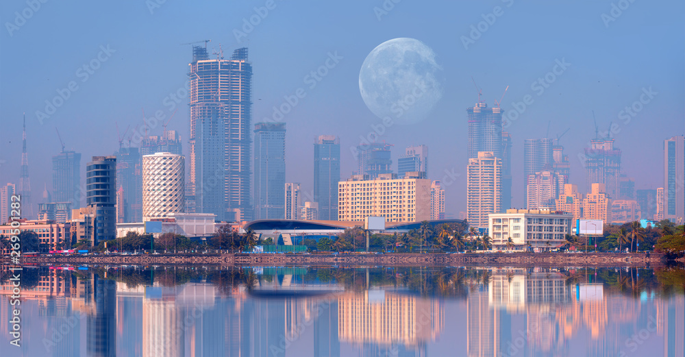 Fototapeta premium Bombaj to finansowa i rozrywkowa stolica Indii - dźwig budowlany i wieżowiec o zachodzie słońca „Elementy tego obrazu dostarczone przez NASA”