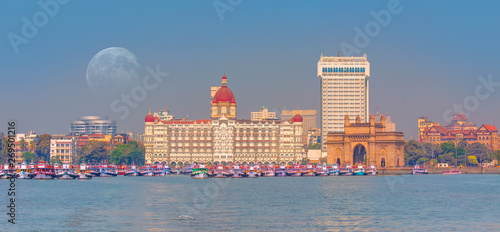 Plakat Brama Indii i łodzie widziane z portu