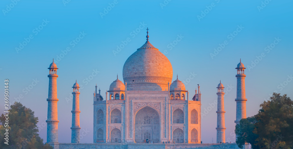 Fototapeta premium Taj Mahal at sunset - Agra, India