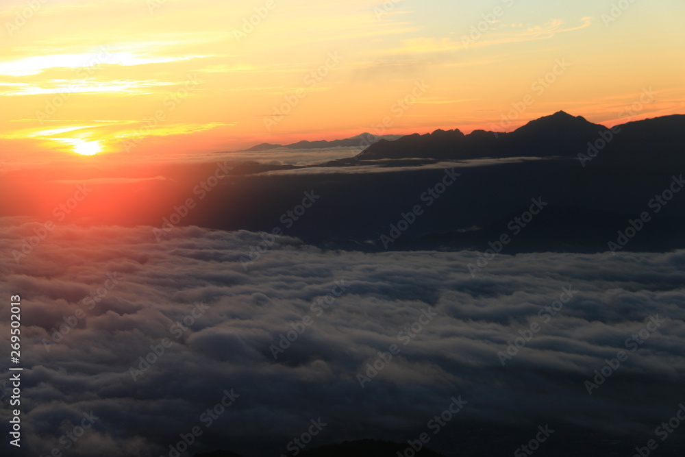 空木岳山頂から　朝陽と南アルプス奥秩父の山々遠望