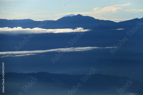中央アルプス空木岳山頂から 朝の南アルプス遠望 塩見岳と富士山