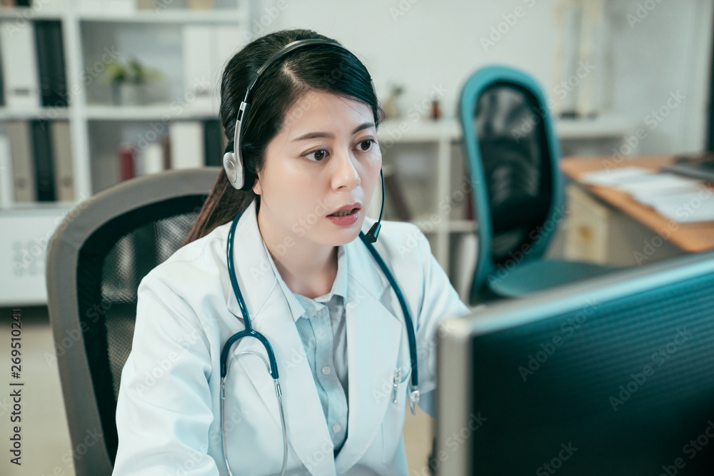 Φωτογραφία asian woman doctor in telemedicine concept