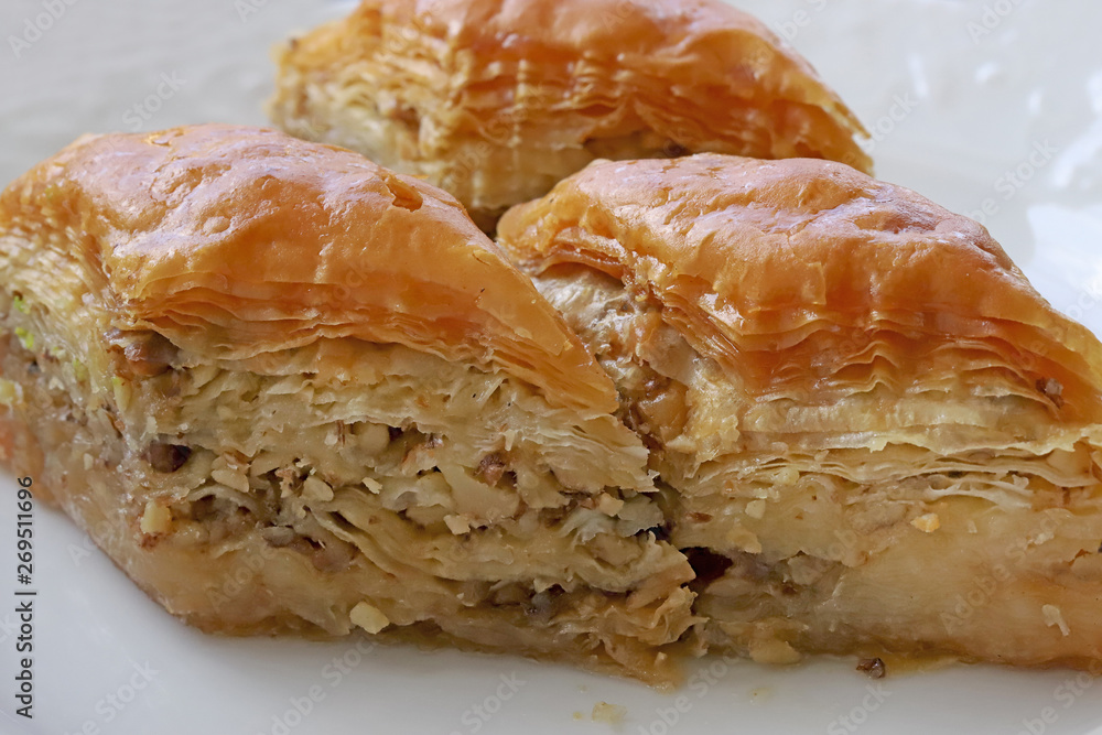 TÜRKÇE Beyaz tabak içerisnde cevizli baklava tatlısı 45 / 10000 ...