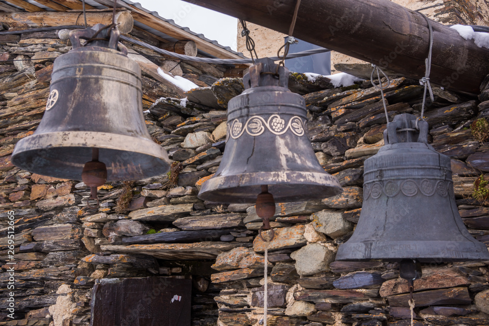 Naklejka premium bells in front of orthodox church