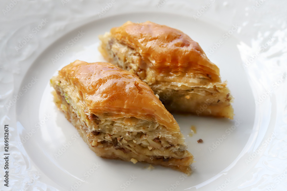 TÜRKÇE Beyaz tabak içerisnde cevizli baklava tatlısı 45 / 10000 İNGİLİZCE Çeviri yap:GoogleBing Dessert baklava with walnuts in a white dish TÜRKÇE Beyaz tabak içerisnde cevizli baklava tatlısı 45 / 10000 İNGİLİZCE Çeviri yap:GoogleBing Dessert baklava with walnuts in a white dish