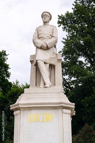 Obraz na plátně Helmuth von Moltke the Elder statue in front of the Berlin Victory Column in the