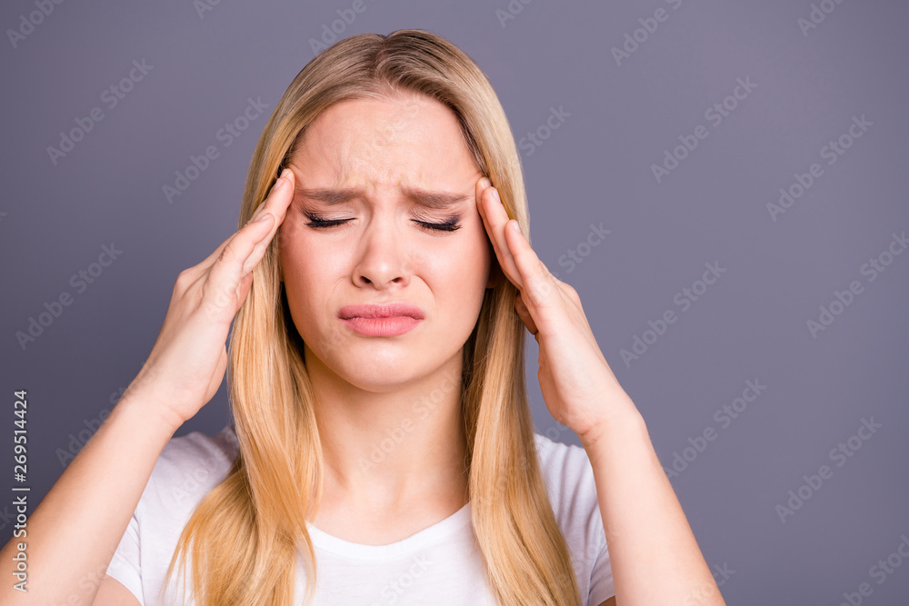 Close up photo beautiful amazing her she lady suffering facial expression eyes closed hold hands arms temples terrible pain disease wear casual white t-shirt isolated dark grey background Close up photo beautiful amazing her she lady suffering facial expression eyes closed hold hands arms temples terrible pain disease wear casual white t-shirt isolated dark grey background