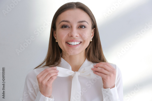Stylish businesswoman on li...