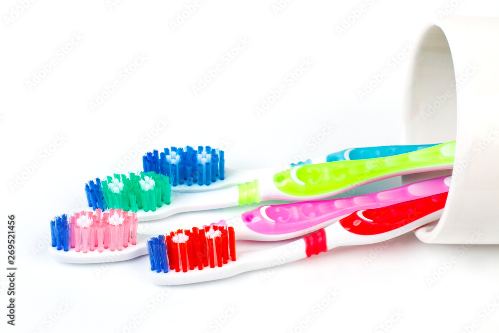 Cepillos de dientes de plástico y de colores sobre fondo blanco aislado. Vista de frente. Copy space Cepillos de dientes de plástico y de colores sobre fondo blanco aislado. Vista de frente. Copy space