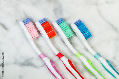 Cepillos de dientes de colores sobre un fondo de m  rmol. Vista superior y de cerca