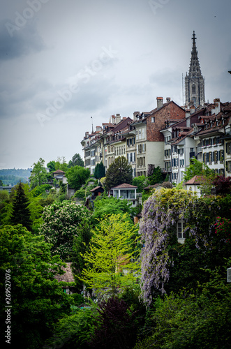 Casas tipicas suizas rodeadas de bosques y naturaleza, en la ciudad de Bern