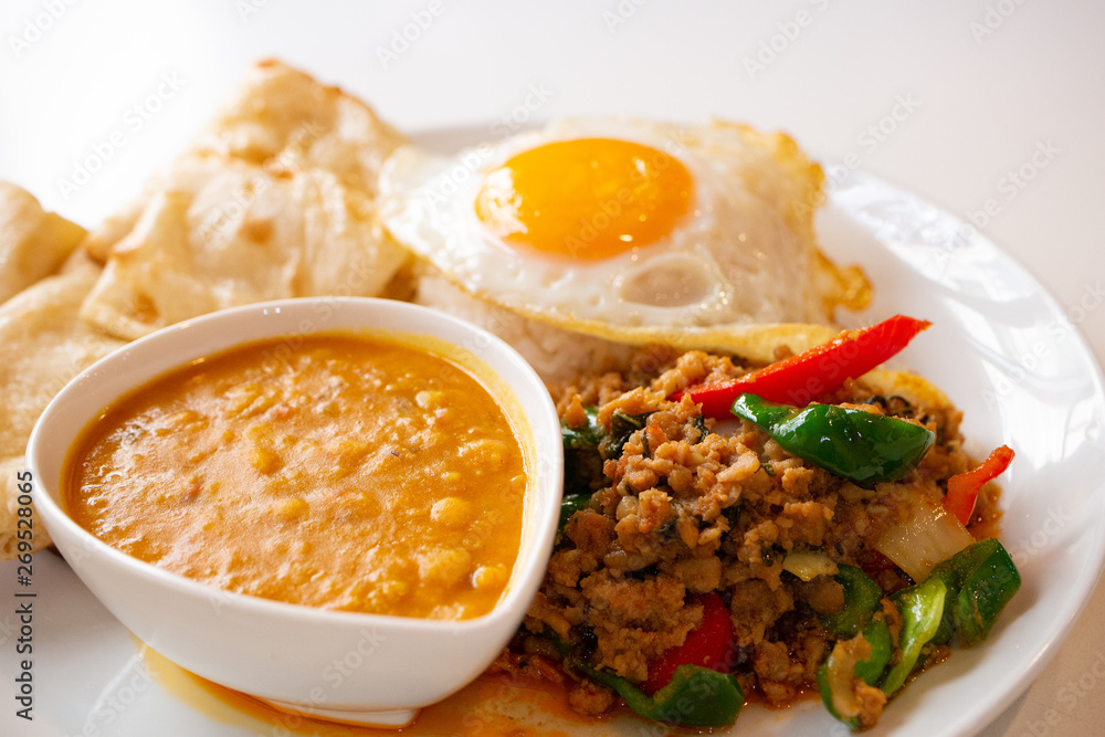 タイレストランのナンとカレーとガパオライスのランチ タイレストランのナンとカレーとガパオライスのランチ