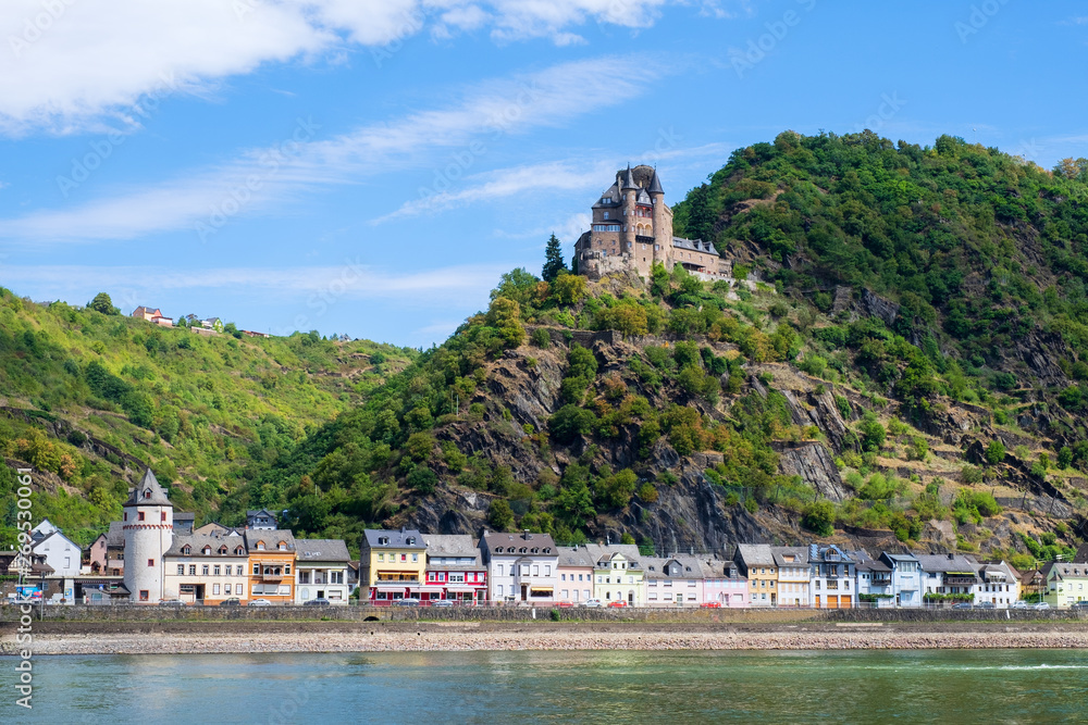 Blick auf St. Goarshausen am Rhein mit der Burg Katz
