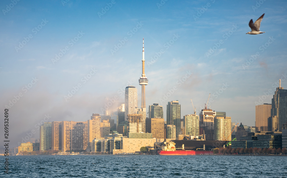 Obraz premium Toronto waterfront early morning panoramic view of downtown with fog over the Ontario lake
