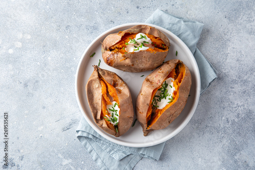 Billede på lærred baked sweet potato with yogurt sause and chives