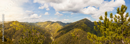 Schöne hügelige Naturlandschaft bis zum Horizont. Beautiful panorama landscape with hilly nature. © Lukas Bast