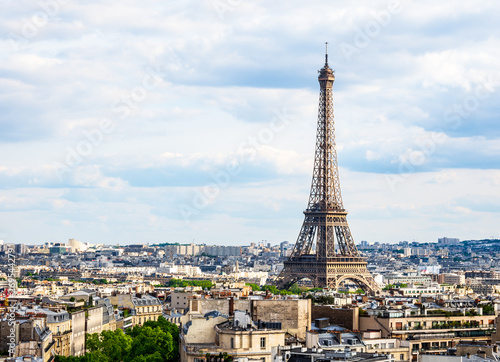 凱旋門から眺めるエッフェル塔とパリ市内