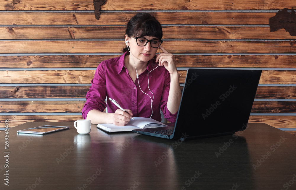 Φωτογραφία Businesswoman listening to music or a dictation