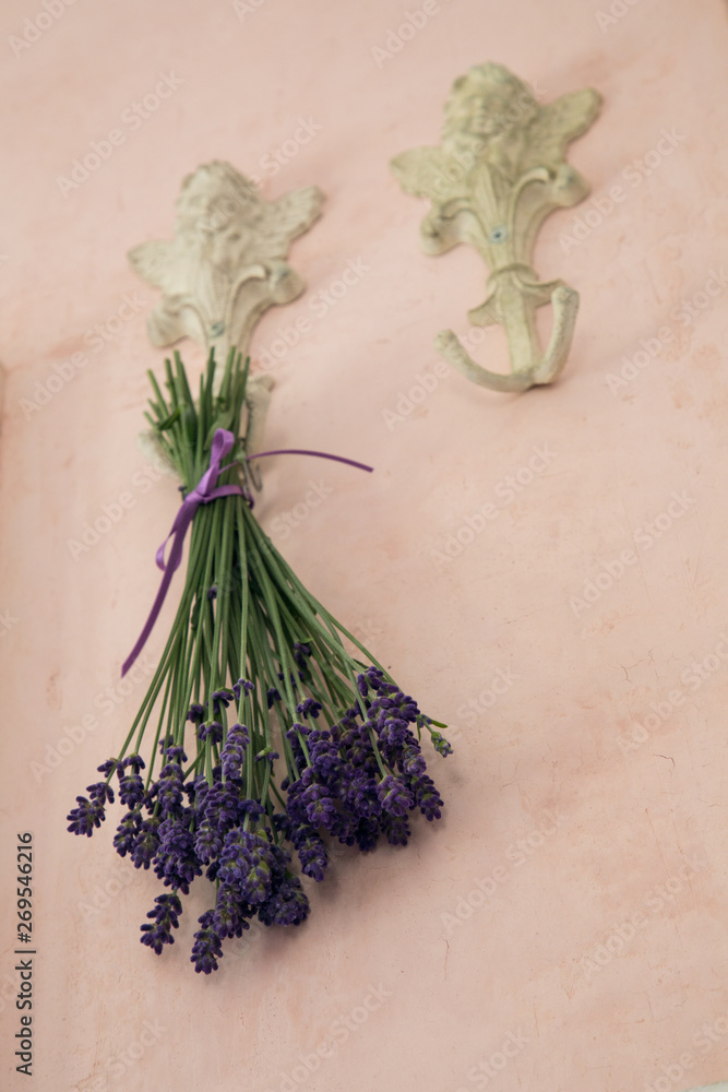 ラベンダー花束をつるしたピンクの壁 Stock Photo Adobe Stock ラベンダー花束をつるしたピンクの壁 Stock Photo Adobe Stock